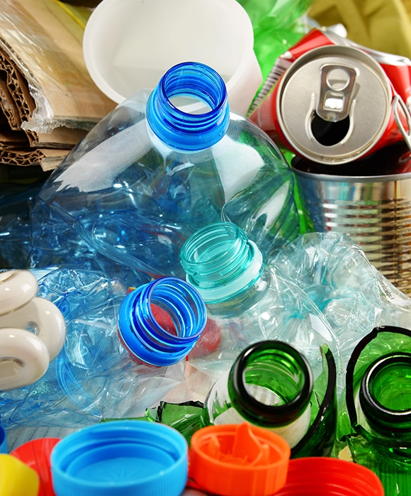 Delta Container - Wie funktioniert Recycling? Ein detaillierter Einblick Wiederverwertbarer Müll bestehend aus Glas, Kunststoff, Metall und Papier