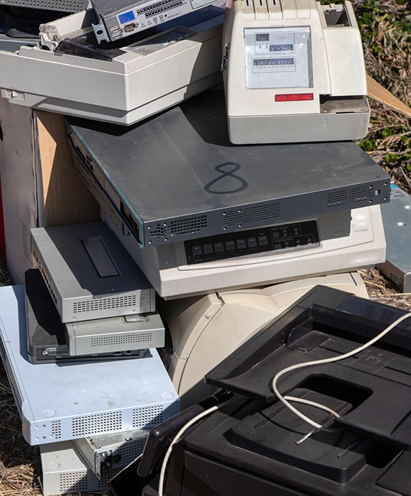 Delta Container - Elektroschrott richtig entsorgen: Ein Leitfaden Elektronische Altgeräte auf einem Haufen
