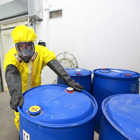 Delta Container - Die Bedeutung der Hazardous Waste Directive in der Abfallwirtschaft Arbeiter in Uniform an Fässern mit Giftmüll